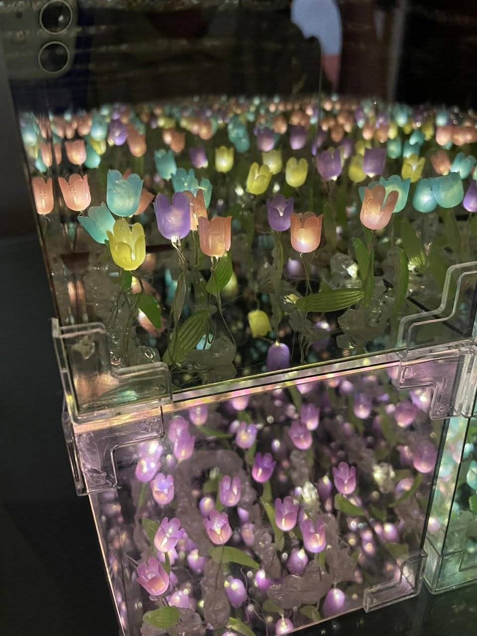 LAMPARA DE TULIPANES INFINITOS EN FORMA DE CUBO