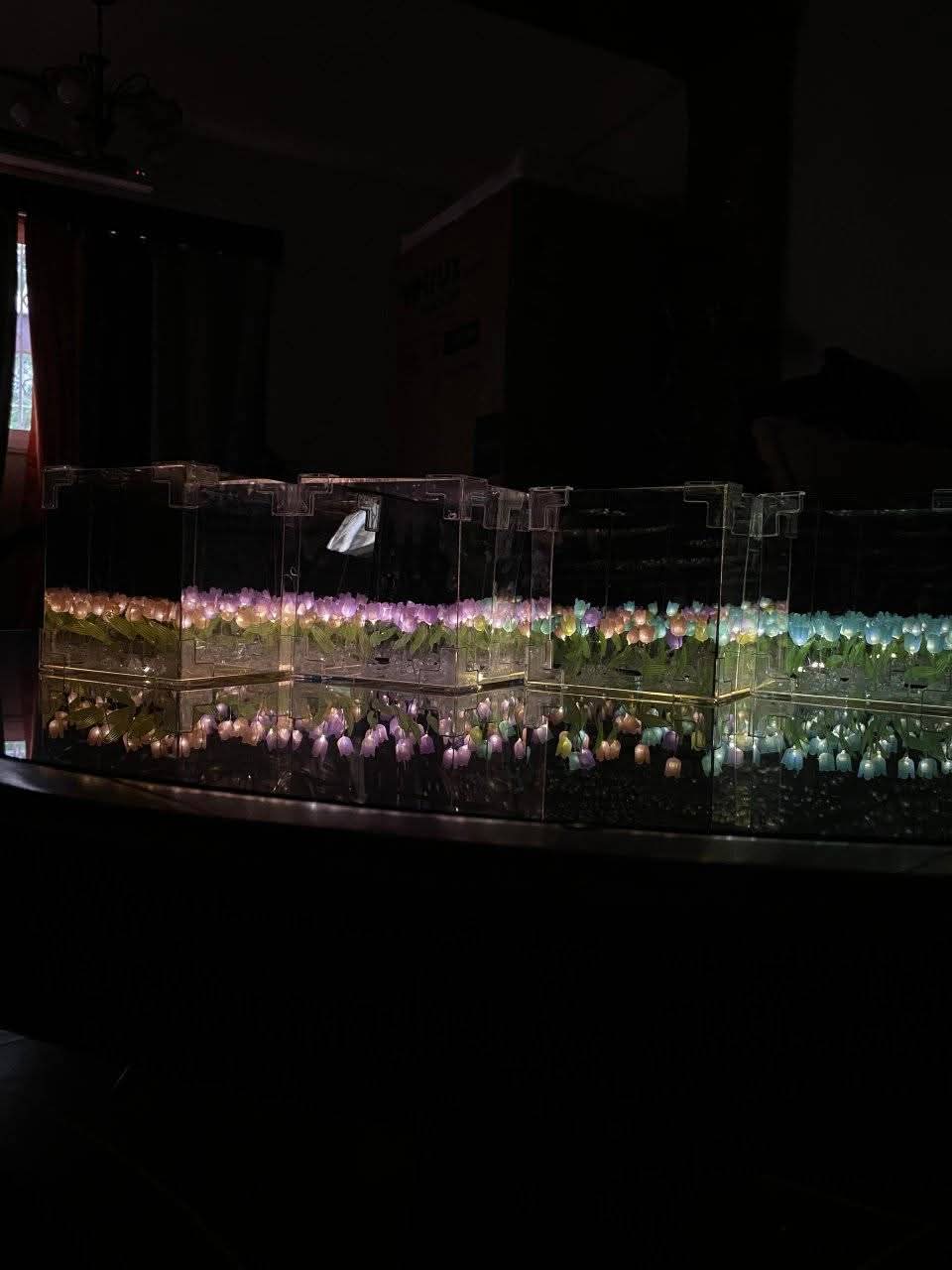 LAMPARA DE TULIPANES INFINITOS EN FORMA DE CUBO